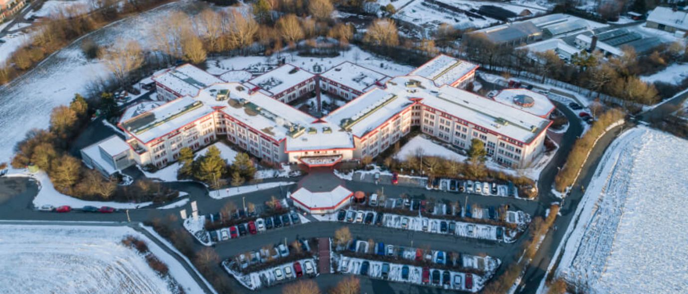 Luftaufnahme Reha-Zentrum Roter Hügel im Winter