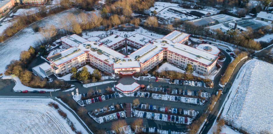 Luftaufnahme Reha-Zentrum Roter Hügel im Winter