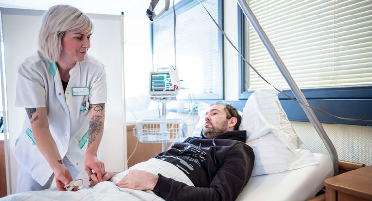 Pflegekraft behandelt orthopädischen Patienten