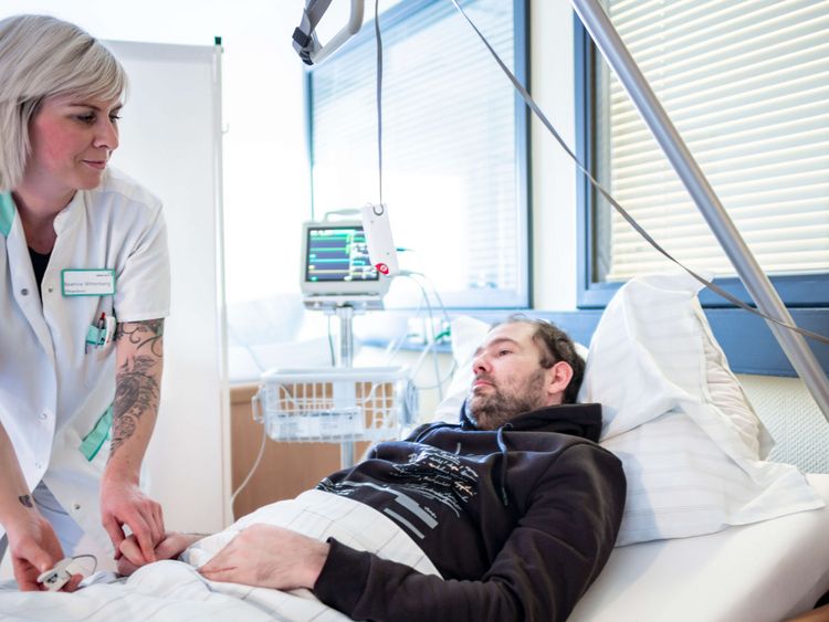 Pflegekraft behandelt orthopädischen Patienten