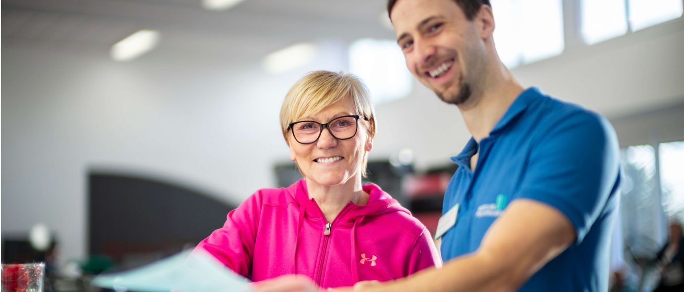 Therapeut und Patienten schauen sich den Therapieplan an