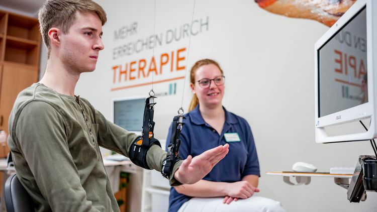 Patient trainiert im Armstudio