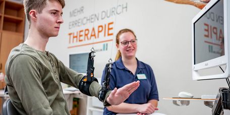 Patient trainiert im Armstudio