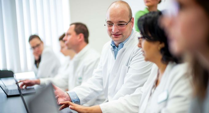 Ärzteteam tauscht sich in einer Besprechung aus