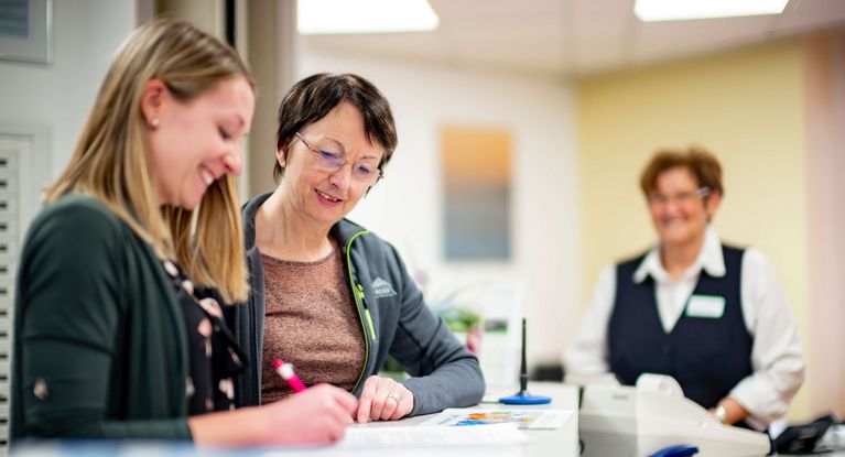 Patientin füllt Anmeldeunterlagen aus
