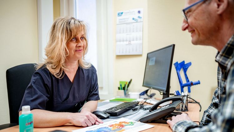 Sozaildienstmitarbeiterin berät orthopädischen Patienten
