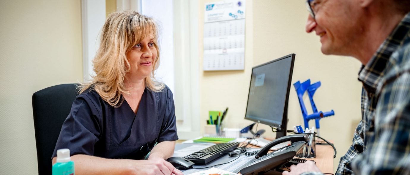 Sozaildienstmitarbeiterin berät orthopädischen Patienten