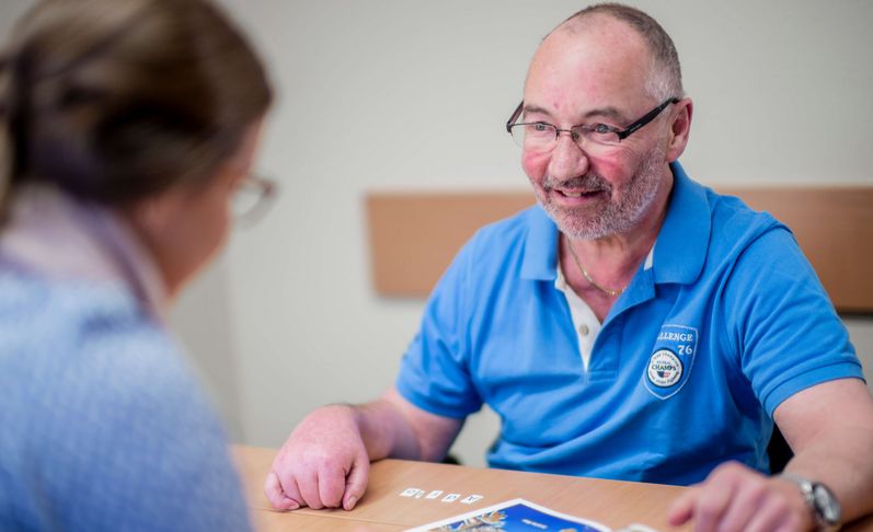 Patient lernt wieder zu sprechen in der Logopädie