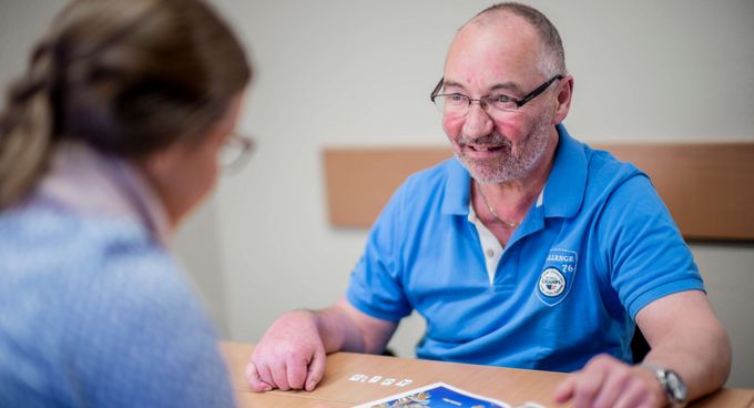 Patient lernt wieder zu sprechen in der Logopädie
