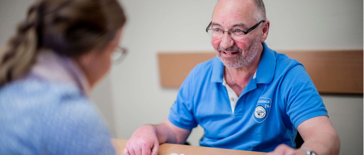 Patient lernt wieder zu sprechen in der Logopädie