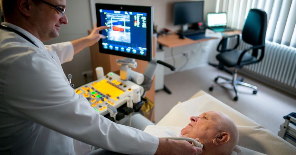 Arzt durchleuchtet Rachen eines Patienten in der Schluckdiagnostik