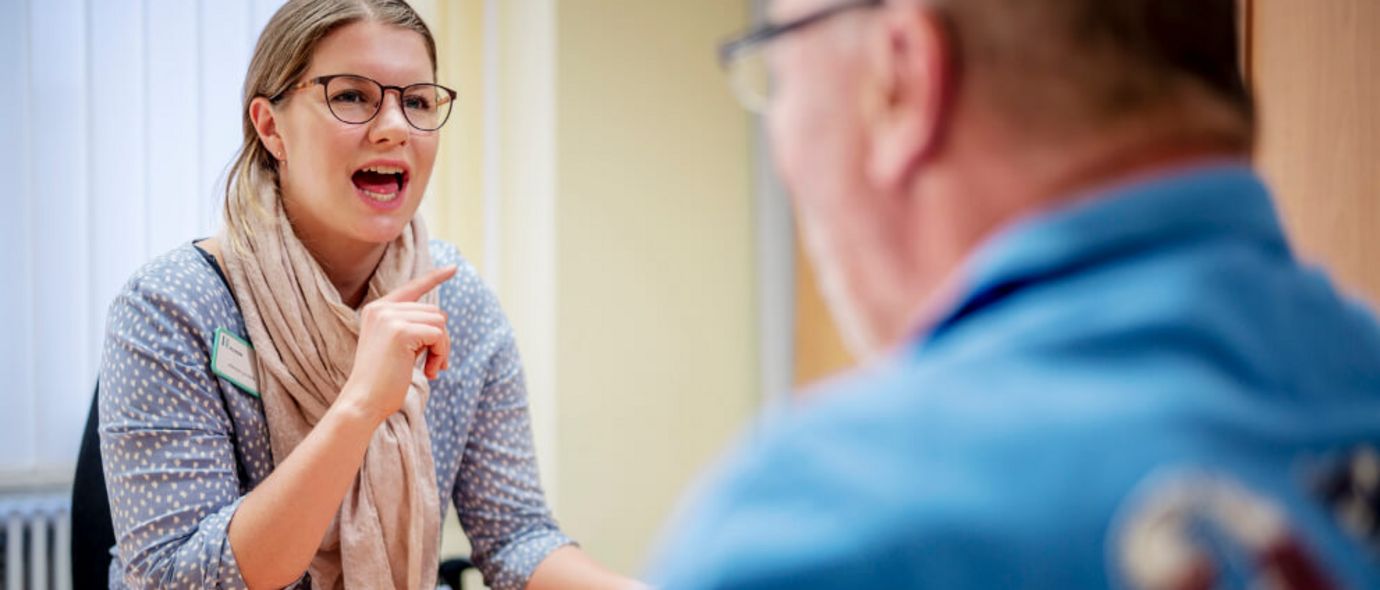 Patient lernt wieder zu sprechen in der Logopädie