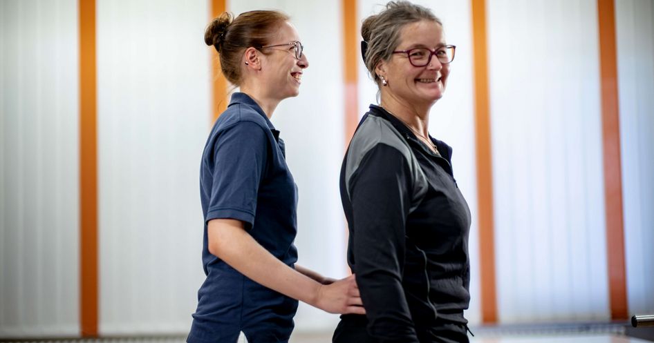 Therapeutin bereitet Patientin auf das Training im Armlabor vor