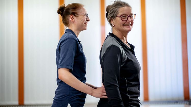 Therapeutin bereitet Patientin auf das Training im Armlabor vor
