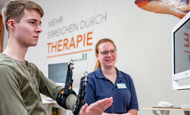 Patient trainiert im Armlabor