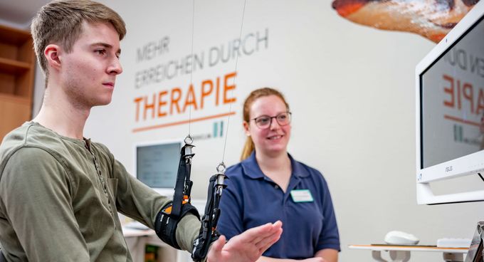 Patient trainiert im Armlabor