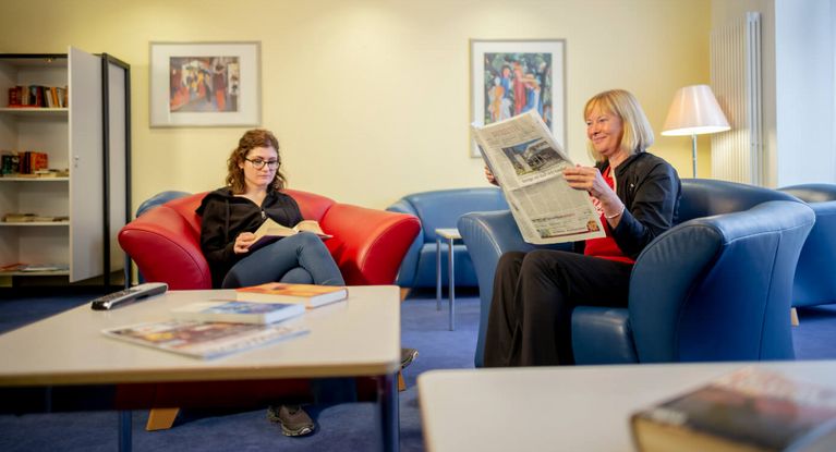 Patienten lesen in der Freizeit in der klinikeigenen Bibliothek