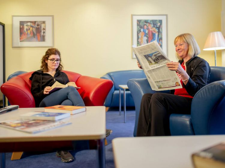 Patienten lesen in der Freizeit in der klinikeigenen Bibliothek