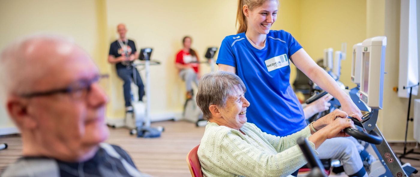 Fachbereich Geriatrie: Ältere Dame an Trainingsgerät