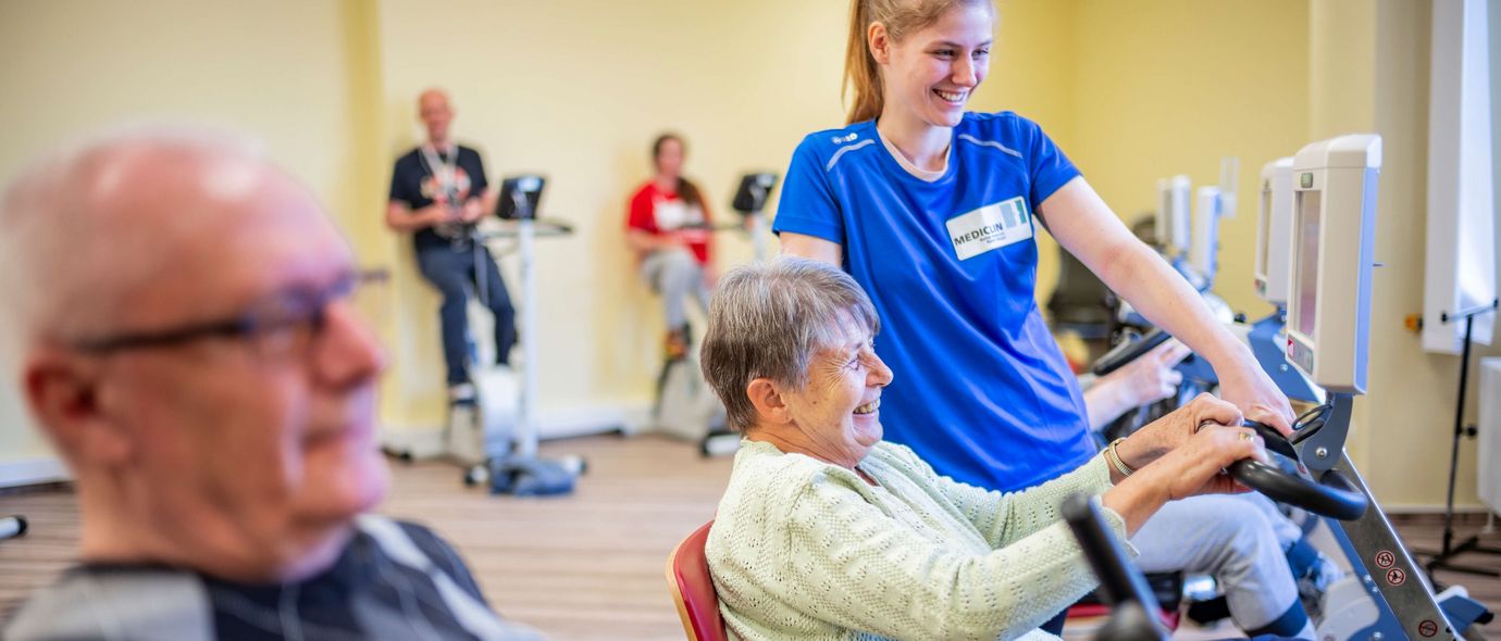 Fachbereich Geriatrie: Ältere Dame an Trainingsgerät