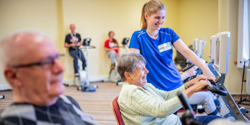 Fachbereich Geriatrie: Ältere Dame an Trainingsgerät