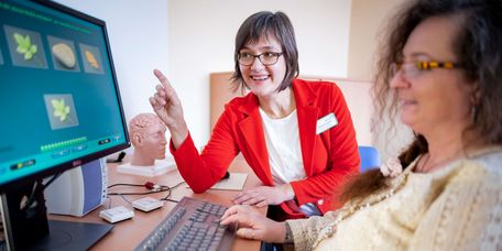 Patientien trainiert ihr Gedächtnis am Computer