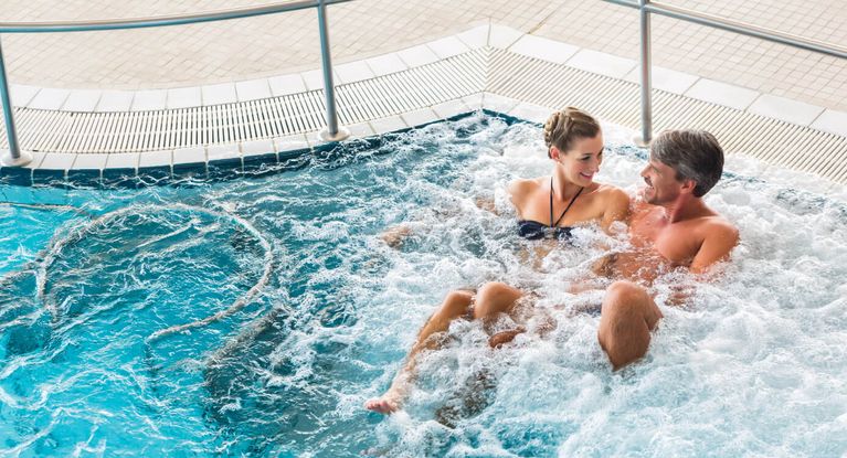 Ein junges Paar plantscht im Whirlpool