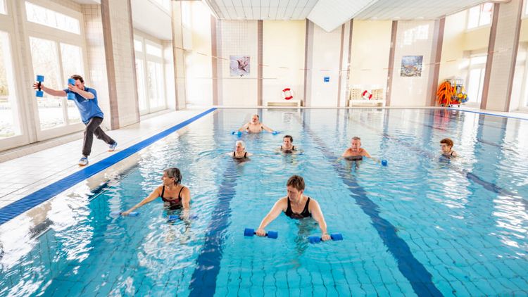 Patienten trainiern bei der Wassergymnastik im Schwimmbad