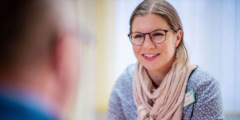 Therapeutin bei der Sprachtherapie