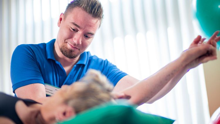 Therapeut massiert Patientin