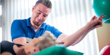 Therapeut massiert Patientin