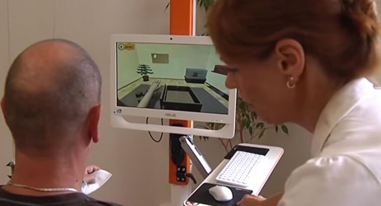 Neurologische Patient trainert am Computer