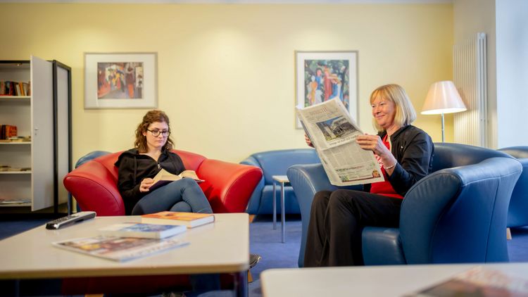 Patienten lesen in der Freizeit in der klinikeigenen Bibliothek