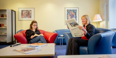 Patienten lesen in der Freizeit in der klinikeigenen Bibliothek