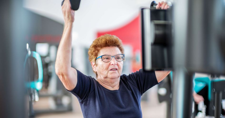 Ältere Patientin stärkt ihre Muskeln an Geräten in der medizinischen Trainingstherapie