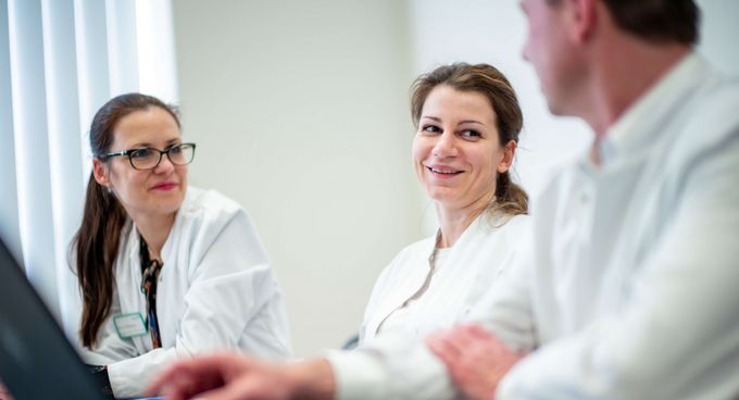 Ärzte tauschen sich in einer Fallbesprechung aus